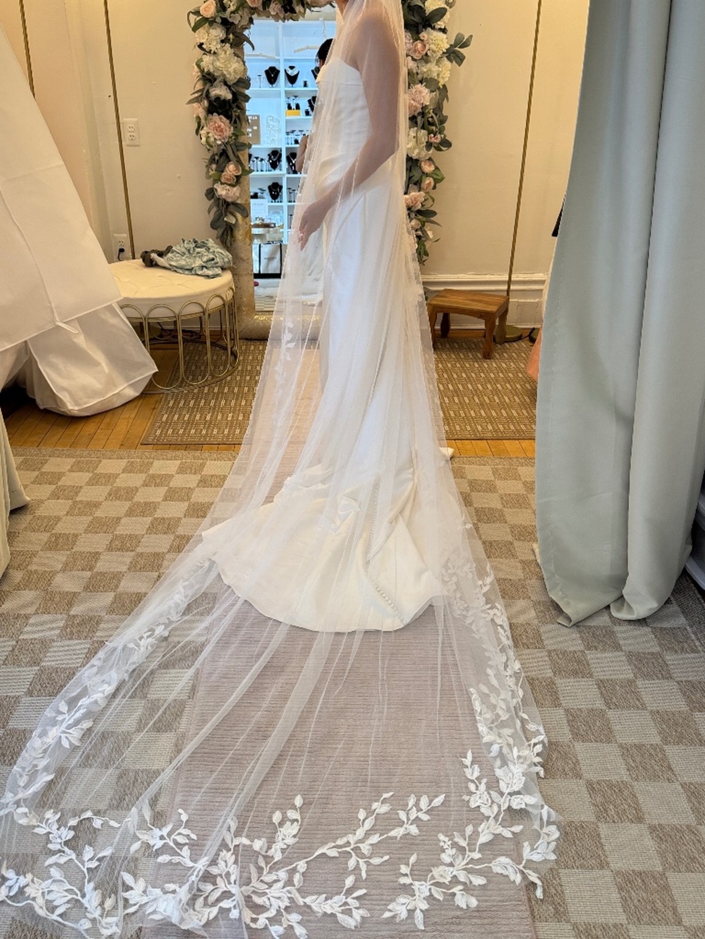White, 3.5-meter-long wedding veil with flower embroidery